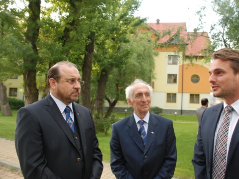 Они знают цену мира